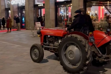 GLUMCI ULETELI TRAKTOROM U MTS DVORANU! Opšti DŽUMBUS na trgu u centru Beograda, naskočili na VOZILO! (VIDEO)