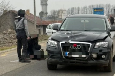 DVA PEŠAKA LEŽE BEZ SVESTI! Bahati vozač audija naleteo na njih kod Kruševca, na licu mesta policija! (FOTO)