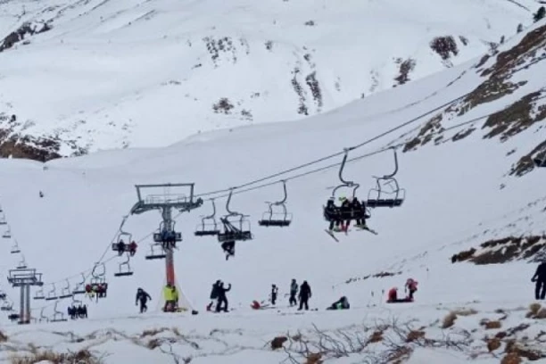 LEŽE NA SNEGU I ZAPOMAŽU: Prvi snimci sa skijališta na kojem je PUKLA ŽIČARA! Povređeno najmanje 30 ljudi, jedna žena u kritičnom stanju (VIDEO)