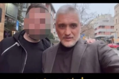 "TI SI MENI SVE"! Čeda Jovanović pozira ispred AJFELOVE, OVAJ PUT SA OVOM OSOBOM - zagrlili se, pa usledile emotivne reči (FOTO)