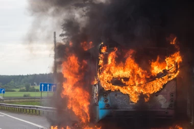 GORI AUTOBUS NA AUTO-PUTU BEOGRAD-ZAGREB! Vatrogasci pokušavaju da obuzdaju buktinju! (VIDEO)