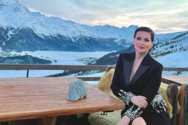 GORE DRUŠTVENE MREŽE – Isplivala fotografija Nine Badrić u zagrljaju RIJANINOG FRAJERA – Svetski poznati reper i regionalna pop diva NE SKIDAJU OSMEH sa lica