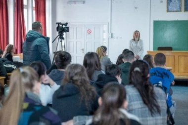 Ministarka Macura na predavanju o prevenciji nasilja u Gimnaziji Priboj