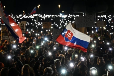 VELIKI PROTEST U BRATISLAVI: Više od 60 hiljada ljudi izašlo na ulice zbog politike Roberta Fica (VIDEO)