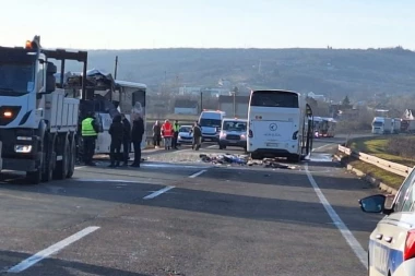 VOZAČ "ŠEVIĆA" PRETICAO VOZILO ISPRED, PA SE ZAKUCAO U DRUGI AUTOBUS: Novi jezivi detalji nesreće na Obrenovačkom putu! (FOTO, VIDEO)