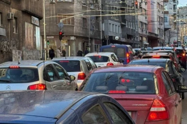 NE KREĆITE JOŠ NIGDE AKO NE MORATE! Saobraćaj gotovo ZAUSTAVLJEN, SVE STOJI - u Takovskoj potpuni KOLAPS! (FOTO)