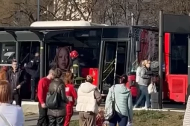 VOZAČ AUTOBUSA POKOSIO SVE NA STANICI, PA SE ZAKUCAO U DRUGO VOZILO! Vatrogasci sekli vozilo da dođu do povređenih! (VIDEO)