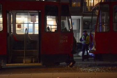 "ZAČUO SE JAK UDARAC I LOMLJENJE STAKALA"! Očevidac za Republiku o stravičnom sudaru tramvaja na Bulevaru! (VIDEO/FOTO)