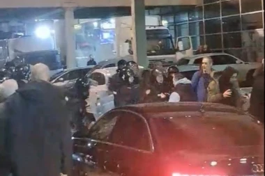 GORI NA ISTOKU ARENE: Policija stala između grobara i delija, ali to neke nije sprečilo da prave haos (VIDEO)