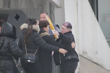 MATORINI JAUCI ODZVANJAJU KAPELOM, OTAC U INVALIDSKIM KOLICIMA: Potresne scene na groblju, Tomićeva se raspada od tuge! (VIDEO)