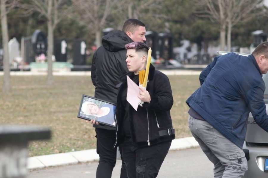 PINKOVI VODITELJI MEĐU PRVIMA STIGLI NA SAHRANU MATORINE MAJKE: Tužni prizori s groblja na Orlovači! (VIDEO)