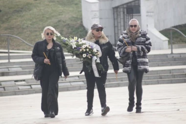 KARIĆ STIGAO NA SAHRANU MATORINE MAJKE: Prijatelji dolaze u velikom broju da se OPROSTE od voljene Anke! (VIDEO)