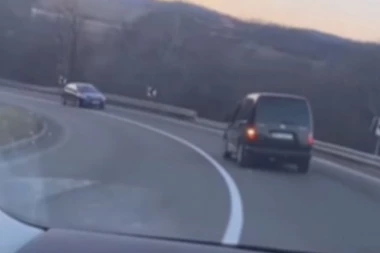 MISLILI STE DA STE SVE VIDELI, ALI OVO SIGURNO NISTE! Šokantan snimak vožnje u rikverc na magistrali kod Novog Pazara! (VIDEO)