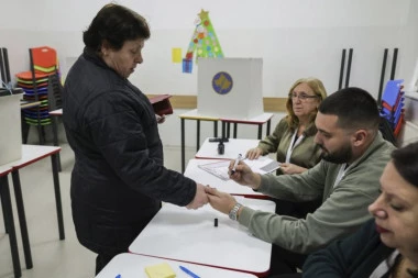 SKINUTA ZASTAVA SRBIJE SA ŠKOLE U ZUBINOM POTOKU! Prvi incidenti na glasanju na KiM - U ZUBINOM POTOKU NESTALI GLASAČKI LISTIĆI!