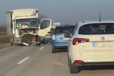 BRUTALNA NESREĆA KOD ZRENJANINA! Direktan sudar automobila i kamiona - teretnjak pokidan, KOLA SE I NE VIDE (VIDEO)