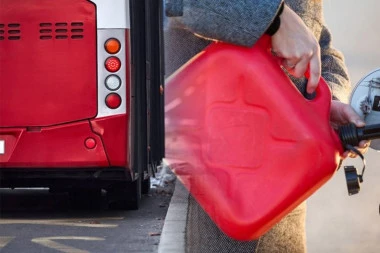 "JE L' SE TOČI, BATO, A?" Muškarac uhvaćen dok je na okretnici krao gorivo iz rezervoara autobusa GSP!