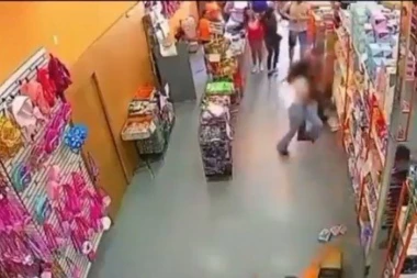 HOROR! Ženi eksplodirao mobilni telefon u supermarketu, držala ga u džepu pantalona! (VIDEO)