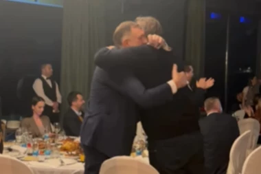 VUČIĆ I DODIK PROSLAVILI POBEDU BORCA! Zapevali uz himnu kluba, meze i piće! (VIDEO)