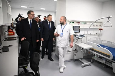 "NA SRBIJU I NJEN ZDRAVSTVENI SISTEM UVEK MOŽETE DA RAČUNATE!" Vučić se oglasio nakon otvaranja Klinik za ortopediju u Slatini! (FOTO)