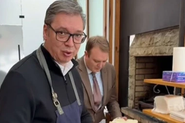 "VIDIMO SE U MITROVICI!" Vučić sprema sendviče za građane, i poručuje: Kod nas se zna ko plaća, mi ili stranka, a ne USAIDI I OSTALI! (VIDEO)