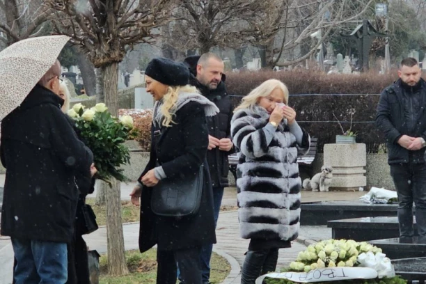 GOCA SE SLOMILA NA ŠABANOVOM GROBU: Šaulićeva udovica neutešna na šestogodišnjem pomenu! (VIDEO)