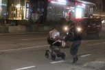 AUTO NALETEO NA ŽENU DARKA LAZIĆA S BEBOM! Gura naslednicu u kolicima i PRETRČAVA ulicu van pešačkog, folker gleda i SMEJE SE! (PAPARACO)