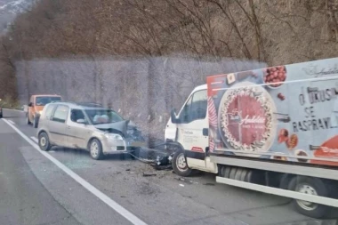 JEZIV UDES NA IBARSKOJ MAGISTRALI! Sudarili se automobil i kamion, delovi vozila svuda po putu! (FOTO)