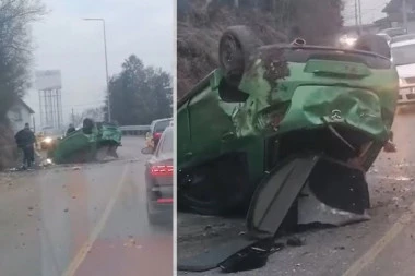 JEZIVA SAOBRAĆAJNA NESREĆA KOD POŽEGE! Automobil se prevrnuo na krov: Delovi rasuti svuda po kolovozu! (VIDEO)