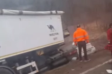 JEZIVA NESREĆA KOD PARAĆINA, IMA POGINULIH! Težak sudar kamiona i automobila!