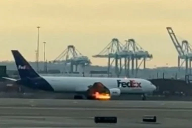 ZAPALIO SE AVION! Drama na aerodromu, letelica hitno sletela na pistu (VIDEO)