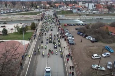 EVO KOLIKO JE ZAISTA BILO LJUDI NA PROTESTU U NIŠU: Trg bio gotovo prazan