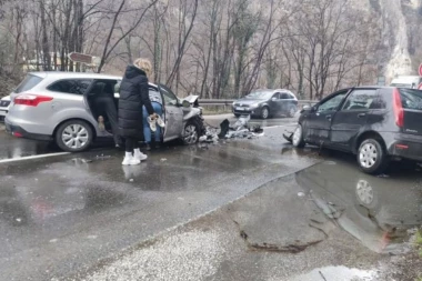 AUTOMOBILI POTPUNO SMRSKANI! Teška nesreća u Ovčarsko-kablarskoj klisuri! (FOTO)