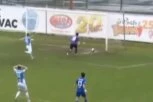 OVAKO NEŠTO MOŽE DA SE DOGODI SAMO U CRNOGORSKOM FUDBALU: Lopta stala u blatu pred gol liniju - tek tada je usledio pravi šok! (VIDEO)