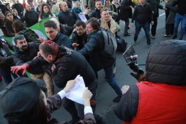 SEVAJU NOŽEVI, LETE SUZAVCI!  HAOS ISPRED SKUPŠTINE GRADA! Opozicija NAPALA obezbeđenje, ovo je prava katastrofa! (VIDEO)