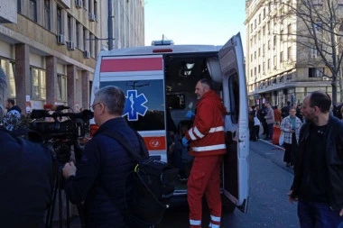 OPOZICIJA NAPALA VOZILO HITNE POMOĆI! Ovo su prave TERORISTIČKE METODE - nisu dali ljudima da pruže pomoć povređenima! (FOTO)