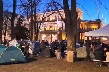 INTERVENISALA POLICIJA! HAOS ISPRED PREDSEDNIŠTVA: Studenti u blokadi i opozicija NASRNULI na one koji žele da se vrate na fakultete!