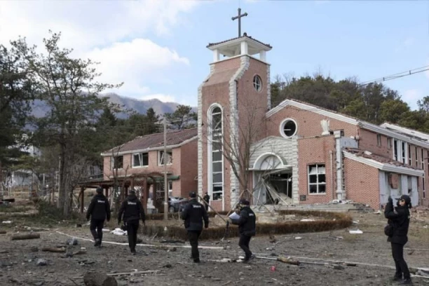 VOJNE LETELICE SLUČAJNO BACILE BOMBE NA CIVILE: Najmanje 15 ljudi povređeno, UNIŠTENA I CRKVA (VIDEO)