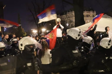 STUDENTI KOJI ŽELE DA UČE DOSTOJANSTVENO ODGOVORILI PROVOKATORIMA: Mi smo tiha većina, došli su da nas ućutkaju!