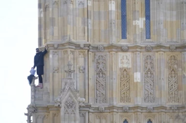 DRAMA U LONDONU: Palestinski aktivista se popeo na Big Ben, policija smesta reagovala, evo šta je hteo da poruči (VIDEO)