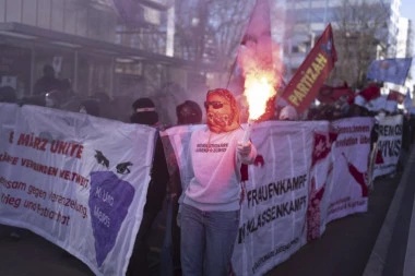 POLICIJA PALICAMA I BIBER SPREJOM NA DEMONSTRANTE! Haos u Cirihu, žestoki sukobi na ulicama (FOTO)