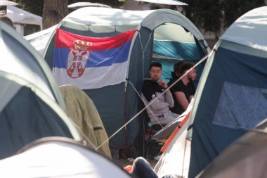 NA STUDENTE KOJI ŽELE DA UČE BAČEN TOPOVSKI UDAR! Marko opisao jezive scene: Zaspali smo, a onda KAO BOMBA DA JE PUKLA! (VIDEO)