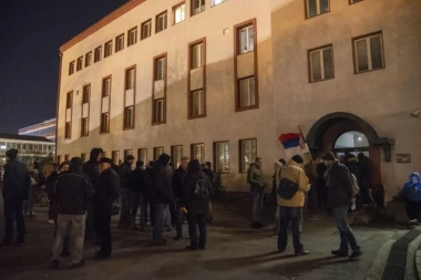 STUDENTSKO ZLO: "Šta kaže plenum, policija napala studente?" (FOTO)