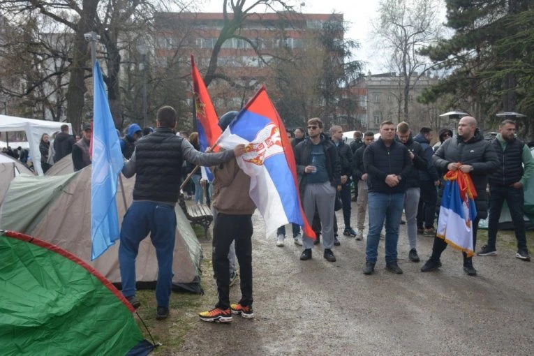 "DOLAZIM DA VAS UBIJEM“: Jezive pretnje upućene STUDENTIMA KOJI ŽELE DA UČE (VIDEO)