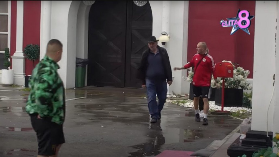 ODLUKOM PRODUKCIJE VANREDNO UBAČEN U ELITU! Takmičarima KLECALA KOLENA kada su ga ugledali na kapiji rijalitija!