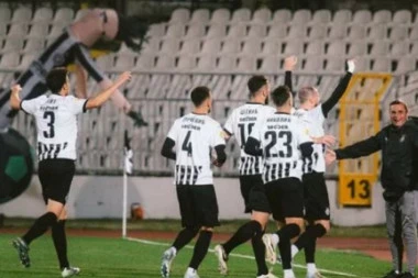 PARTIZAN KONTROLIŠE SVE U SURDULICI: Crno-beli gaze Radnik!