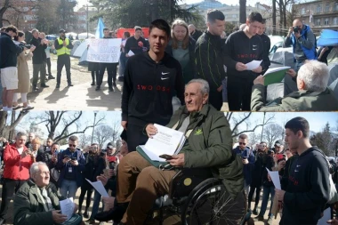 DEKA U KOLICIMA DOŠAO DA PODRŽI STUDENTE! Ovo je najdirljivija scena u Pionirskom parku! (FOTO)